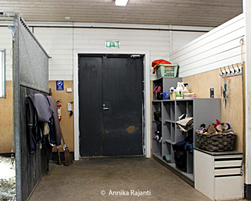 Kuvassa näkyy hevosenhoitotila