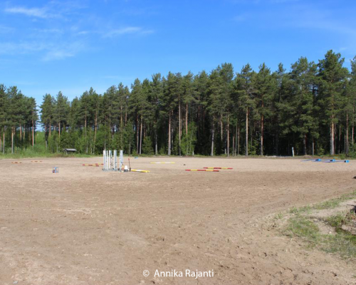 Kuvassa ratsastuskenttä